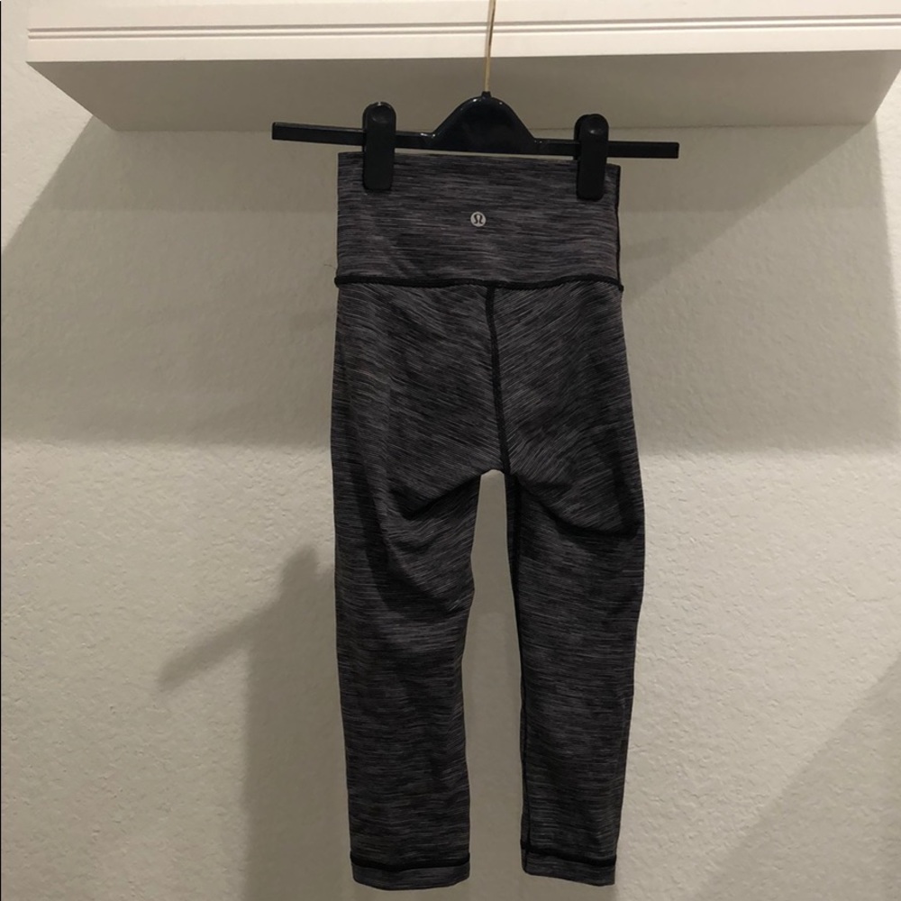 Lulu white and dark grey stripped crops size 2